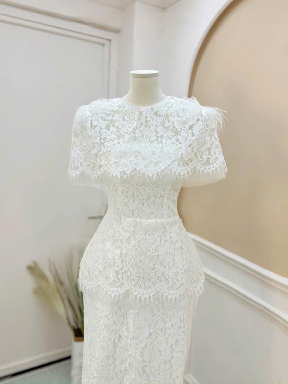 Đầm dự tiệc ren kiểu dáng dài đính lông vũ màu trắng, màu đen sang trọng đính kèm hoa size SML XL XXL D0929